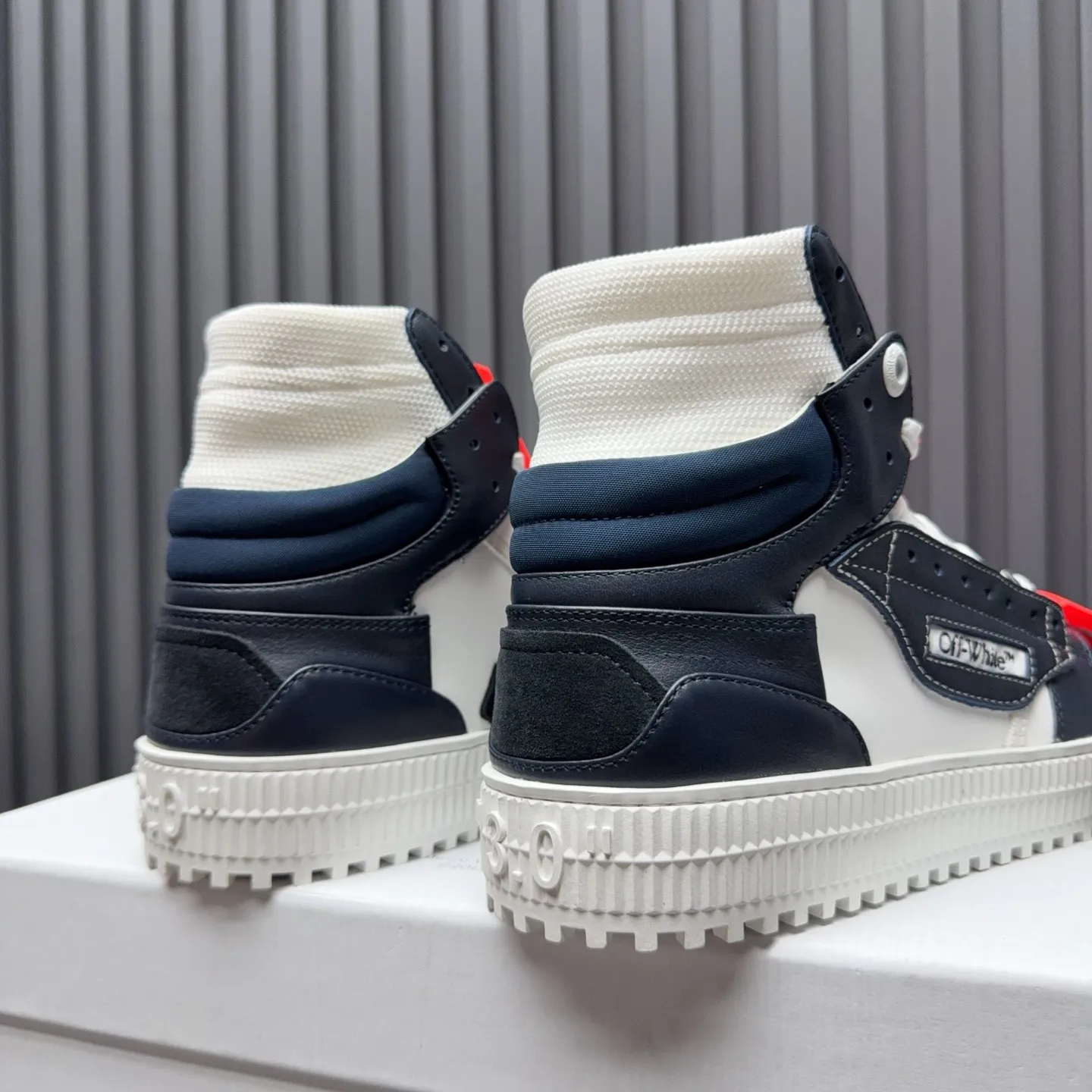 Men's shoes💰740 OFF WHITE ⚡️Couple style⚡️The latest spring style street casual shoes, released with the highest quality version on the market👊Series original mold opening, original lasting, production technology 1:1 original version➰🔜The best choice for more and more celebrities and Internet celebrities🔸In the classics Changes in the code🔸Innovate in the trend🔸Strive to break away from the shackles of bad street design🔝Although he is not the originator of fashion design, he is definitely a shining dark horse in avant-garde design🐴🆙Do not follow the trend🔅Not universal beauty🔅 Fabric💯First-layer cowhide Lining💯Imported skin-friendly and environmentally friendly polyester mesh Foot pads💯Original molded high-elastic environmentally friendly molding pads Midsole💯Made with original last-last technology Outsole💯Rubber outsole Packaging💯Official website synchronizes full set of packaging (brand wrapping paper, brand certificate, brand cloth bag) Code numbers 35-44, 45 46 Customized